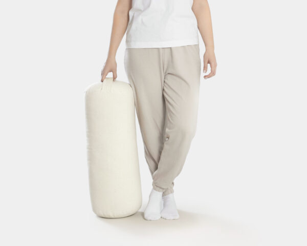 Yoga Bolster Pillow med aftageligt betræk med model